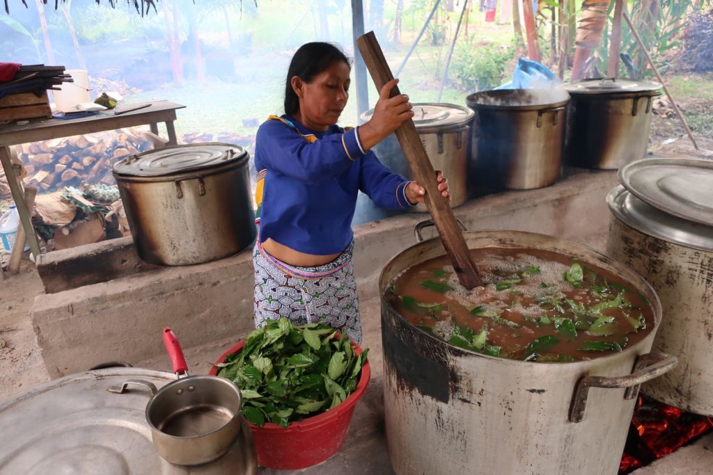 mujer cocinando ayahuasca escasez